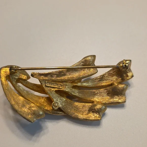 Vintage Kramer Elegant Gold Brooch with Blue Accents Crystals - Picture 4 of 6